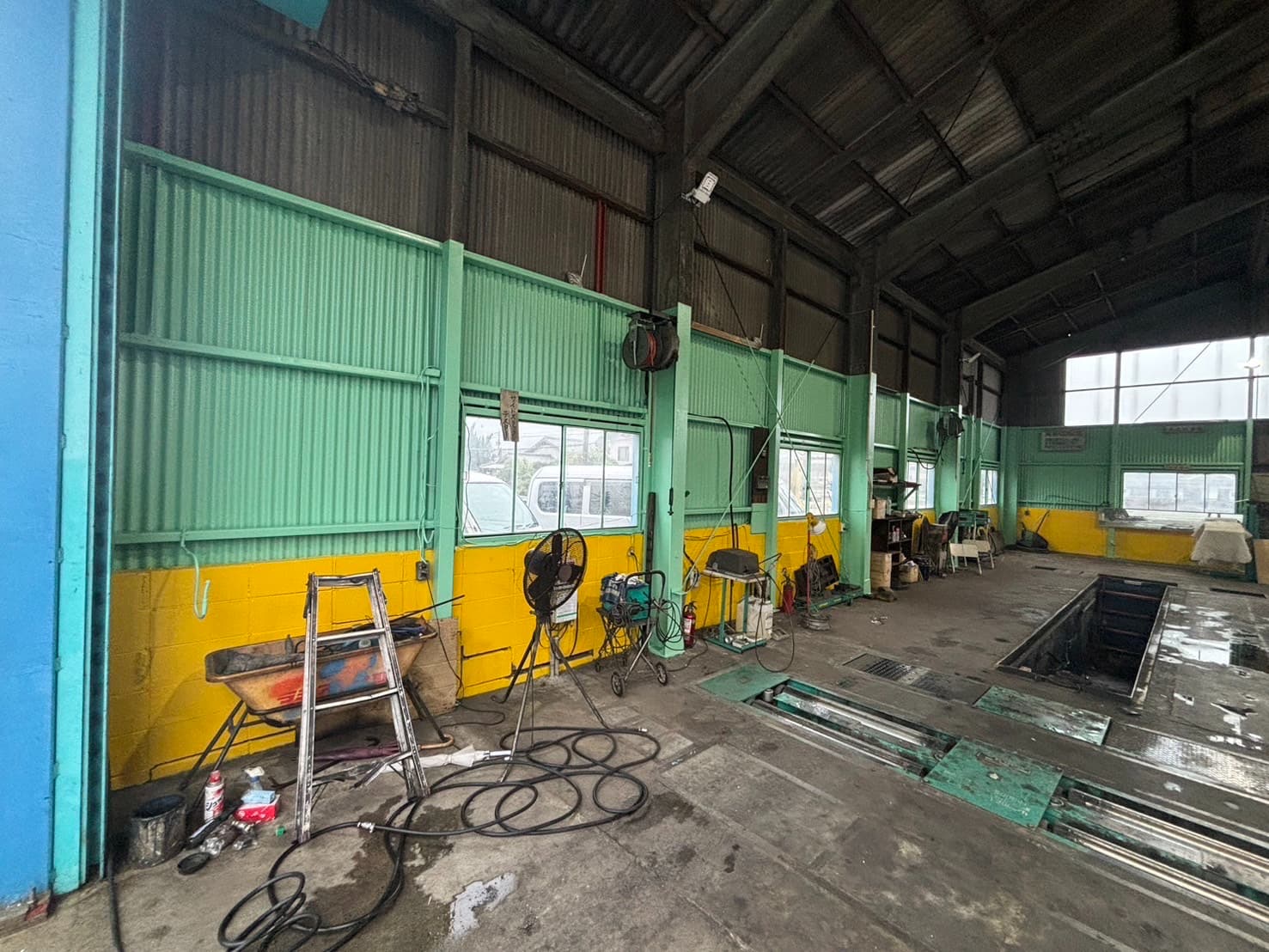 小田郡某自動車整備工場塗装工事の画像