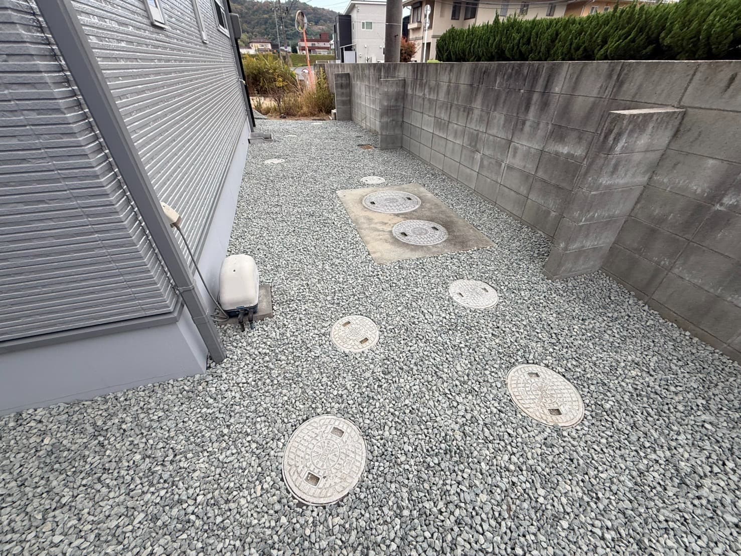 防草シート敷設・砕石敷き均しの画像